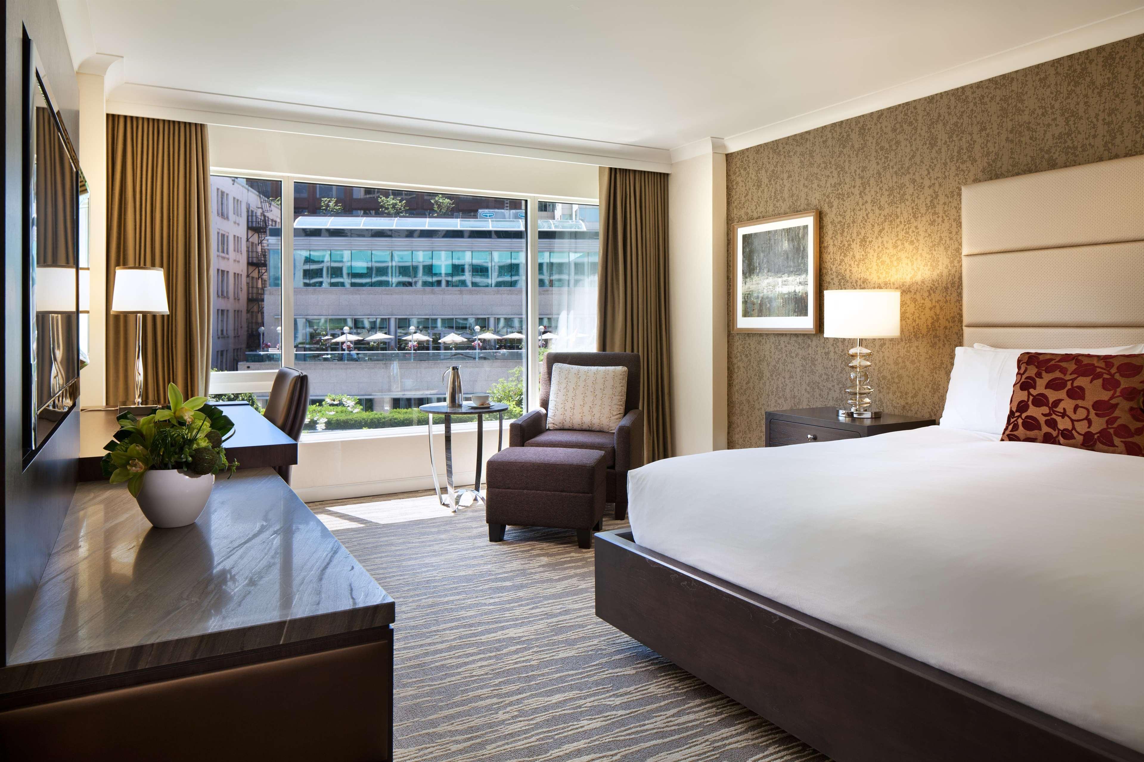Fairmont Waterfront Hotel Vancouver Exterior foto A guest room at the Four Seasons Hotel