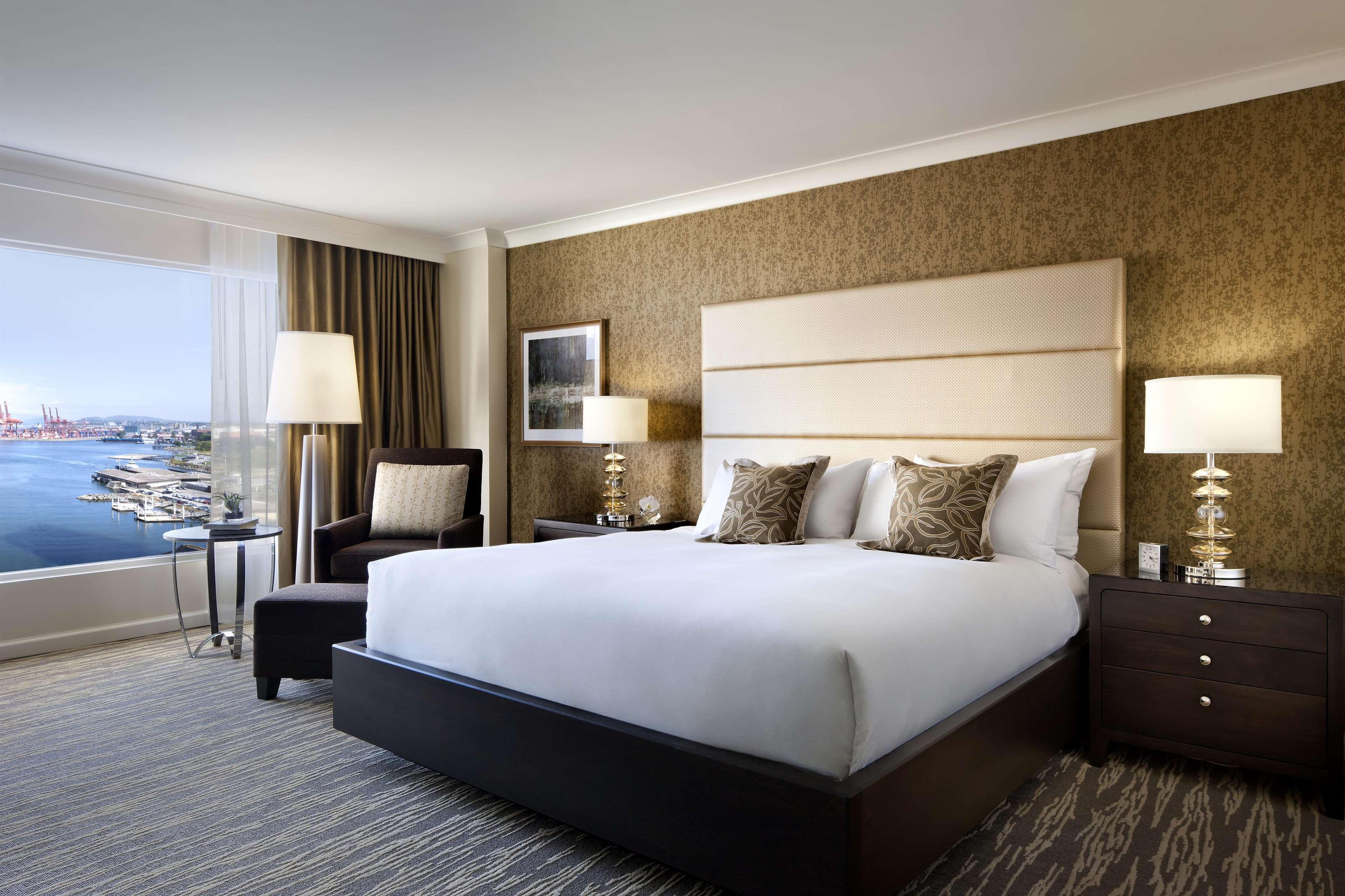 Fairmont Waterfront Hotel Vancouver Exterior foto A guest room at the Hilton San Diego Bayfront