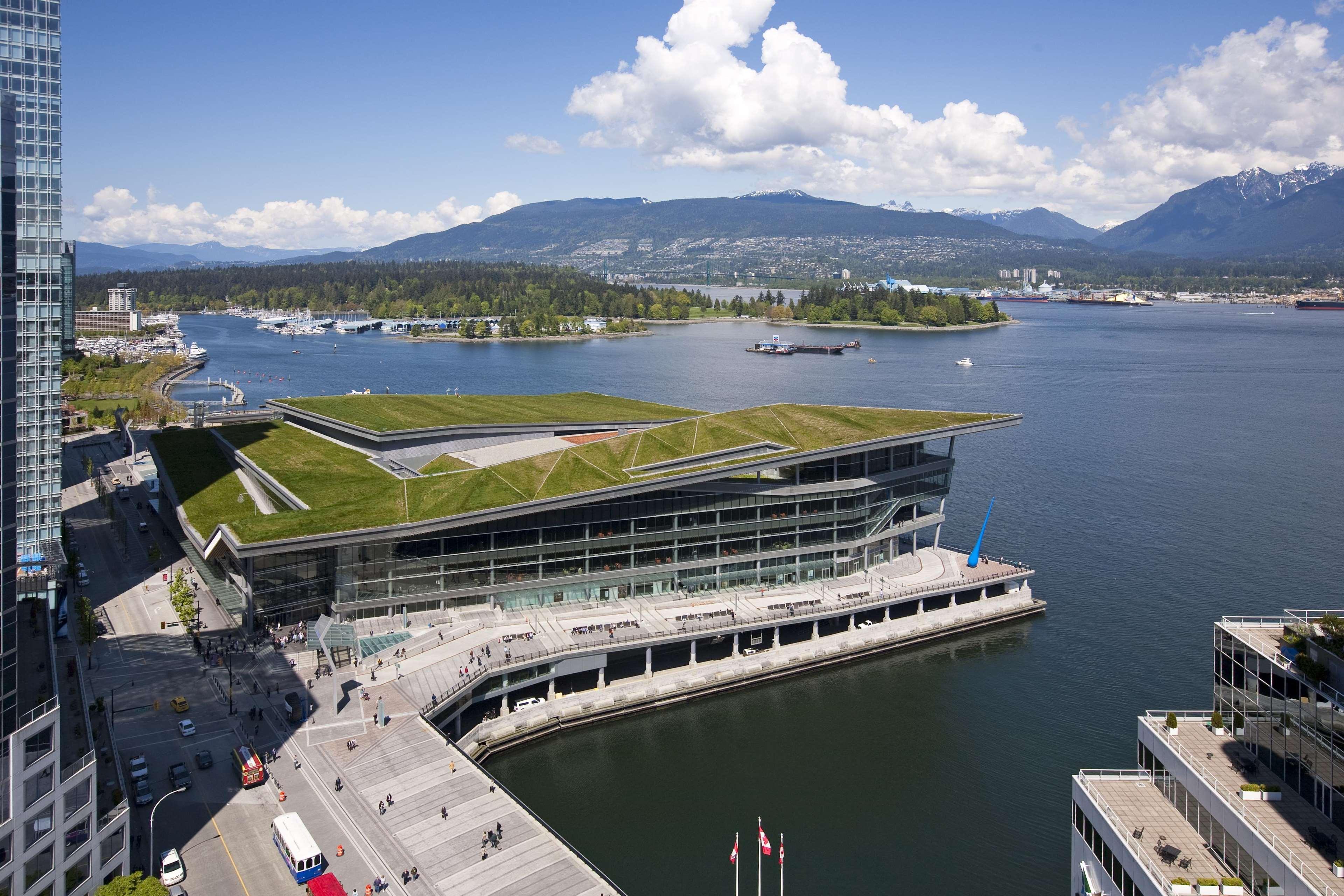 Fairmont Waterfront Hotel Vancouver Exterior foto The Canada Place building, the main terminal of the airport