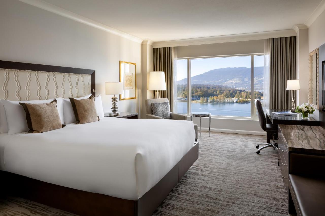 Fairmont Waterfront Hotel Vancouver Exterior foto A guest room at the Fairmont Hotel Vancouver