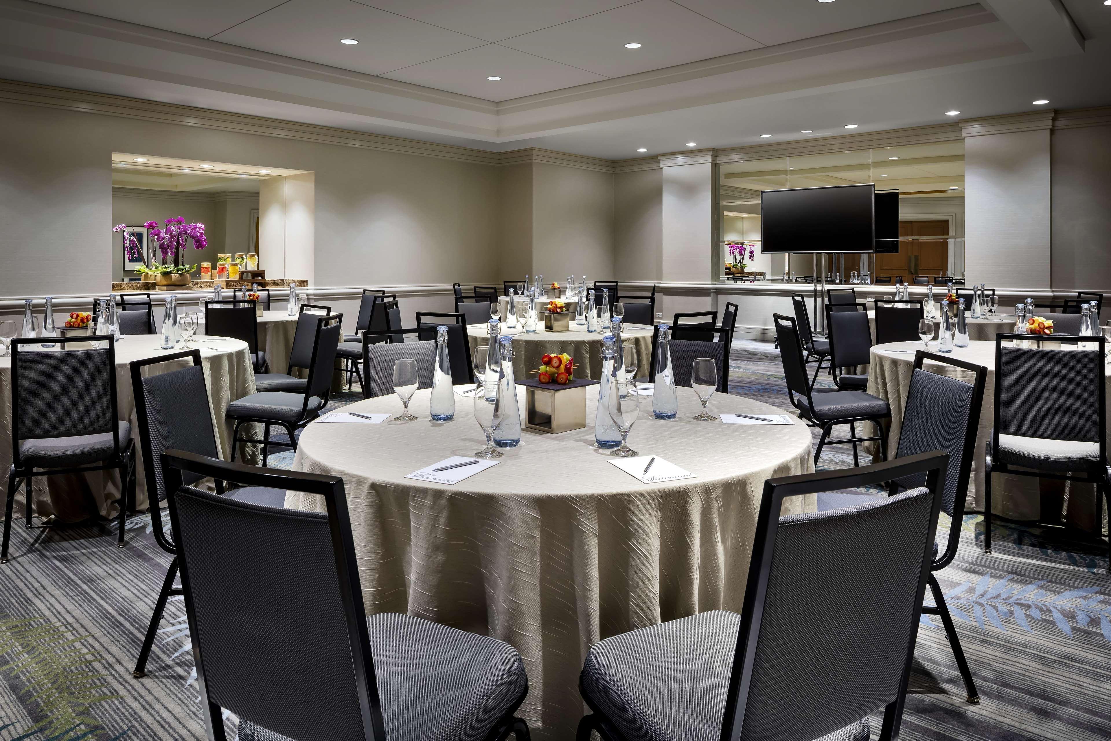 Fairmont Waterfront Hotel Vancouver Exterior foto The Westin Detroit-Renaissance