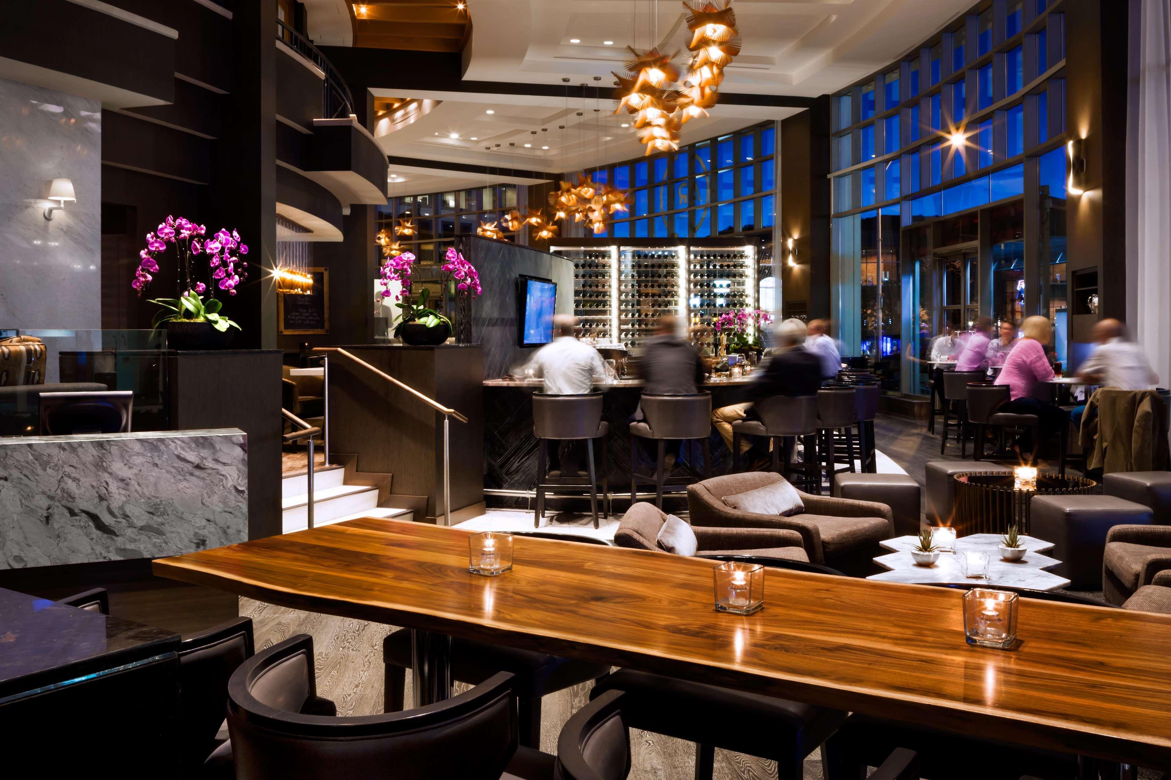 Fairmont Waterfront Hotel Vancouver Exterior foto The bar at the restaurant