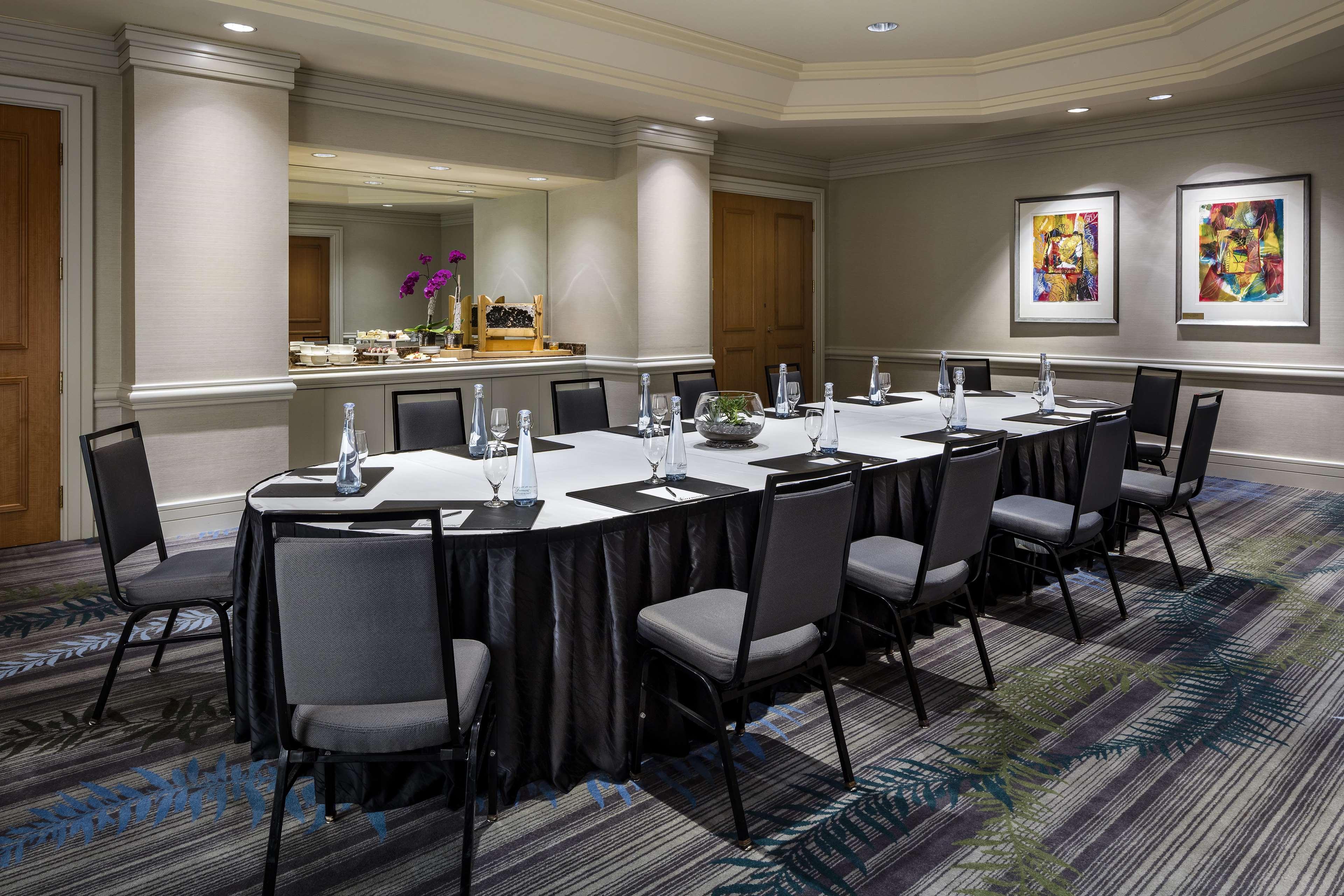 Fairmont Waterfront Hotel Vancouver Exterior foto A boardroom at a hotel