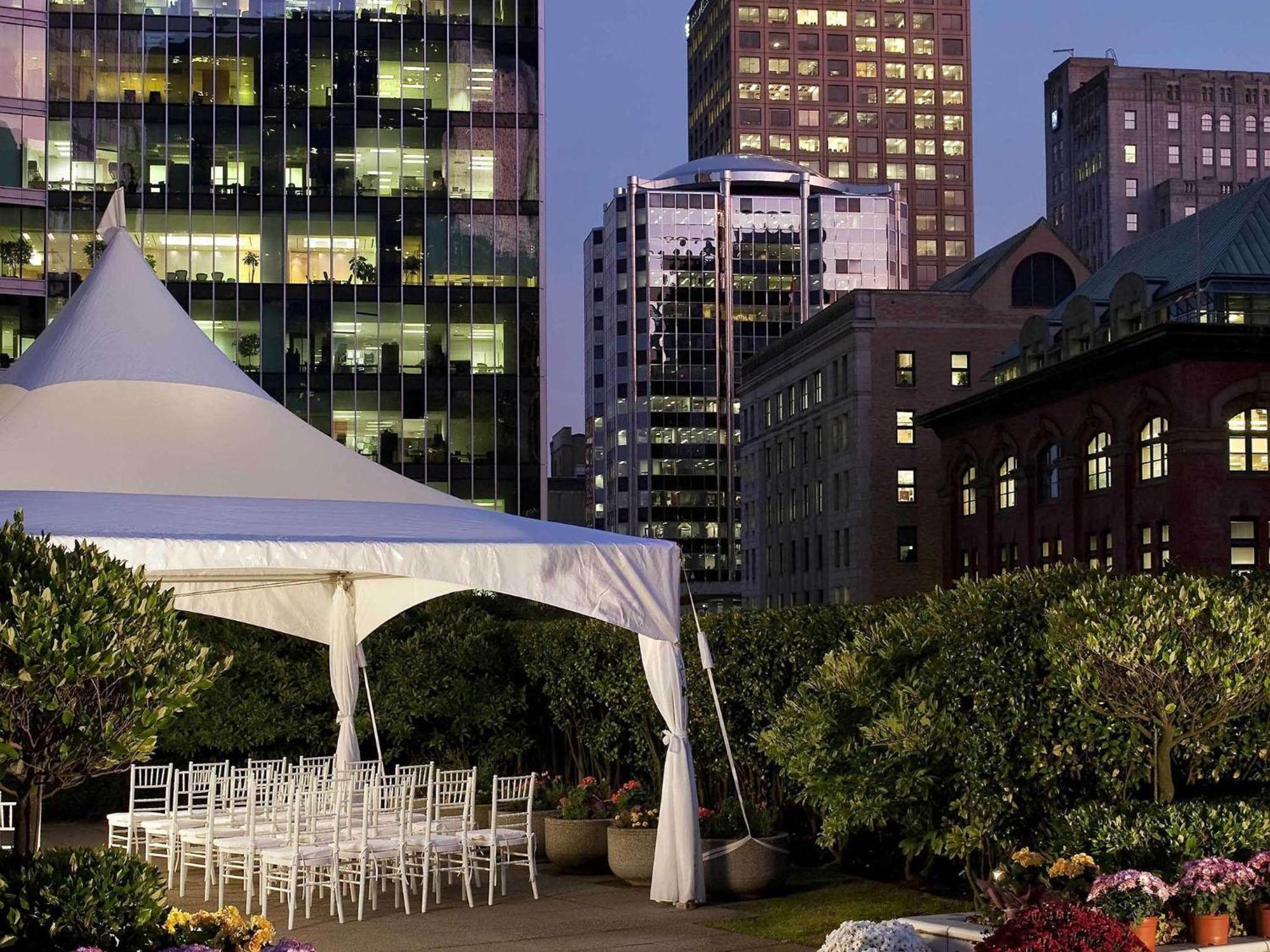 Fairmont Waterfront Hotel Vancouver Exterior foto The Garden at Night