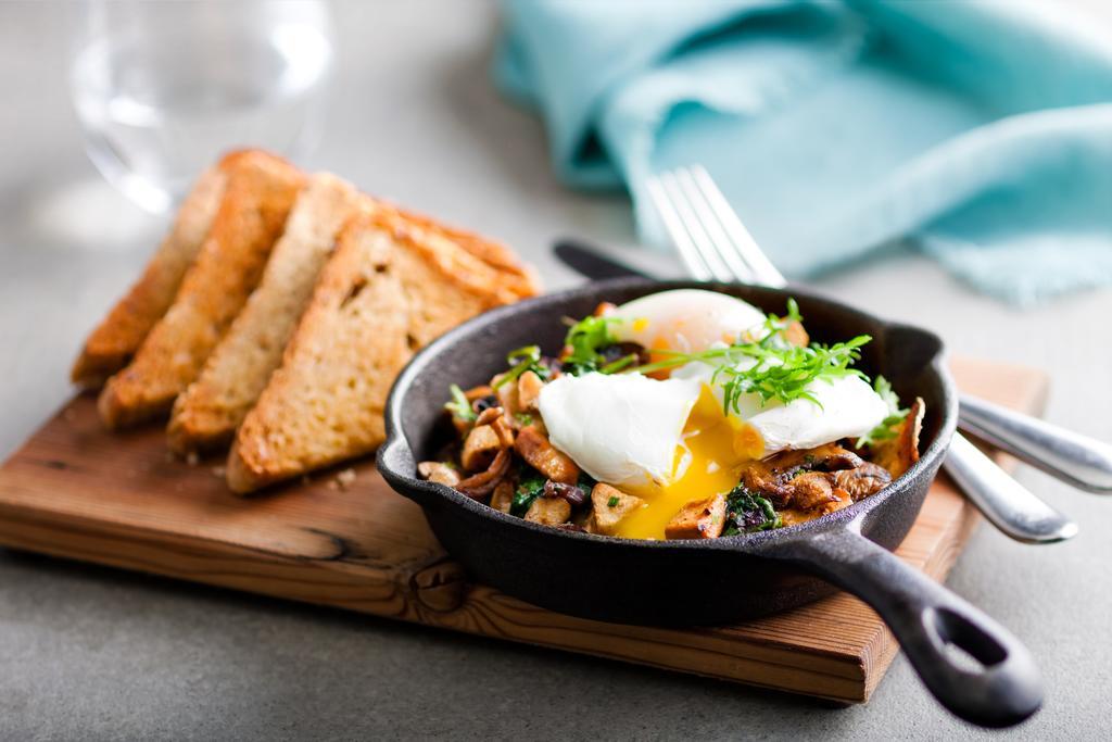 Fairmont Waterfront Hotel Vancouver Exterior foto Poached eggs with mushrooms