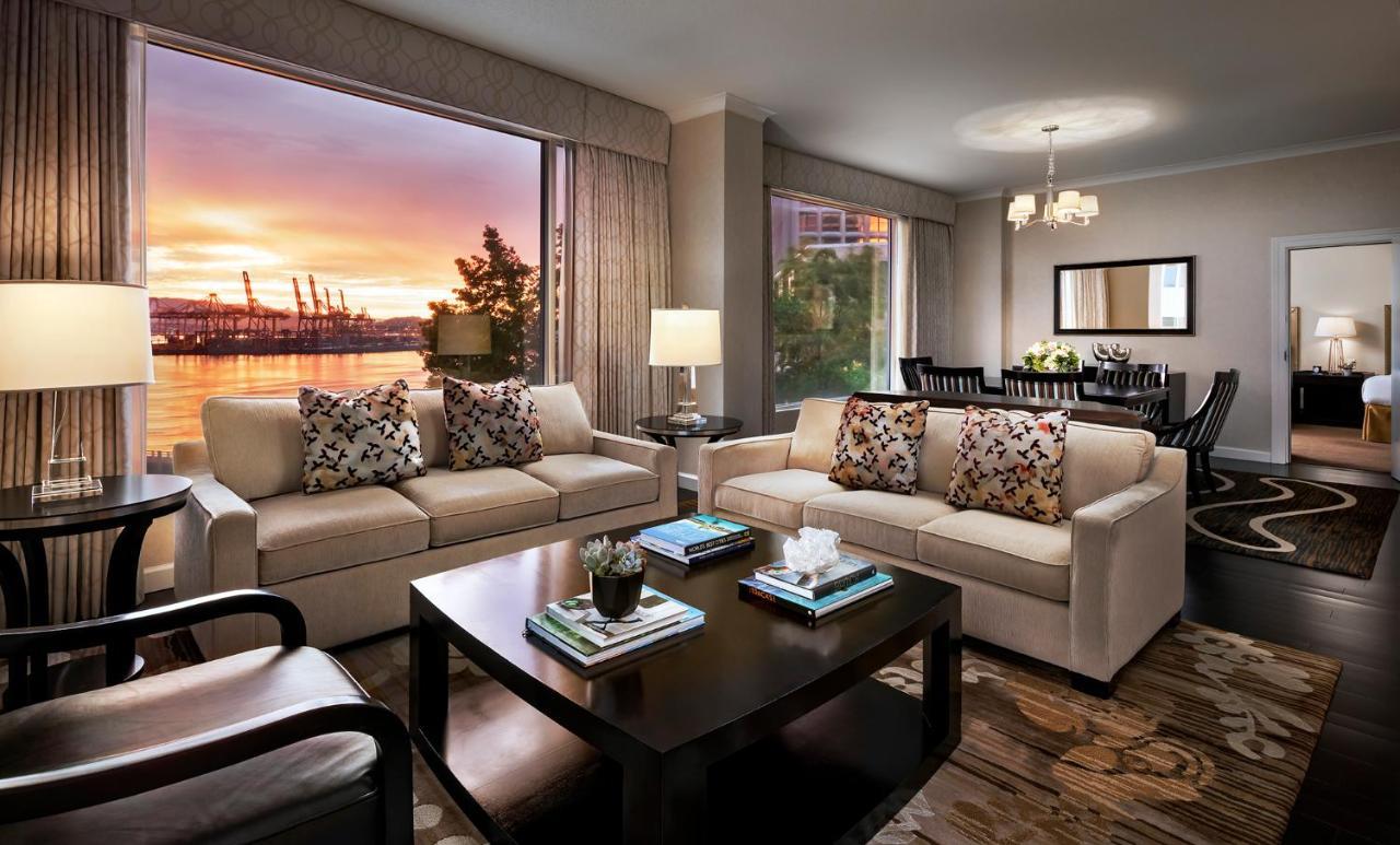Fairmont Waterfront Hotel Vancouver Exterior foto A living room at The Ritz-Carlton, Boston