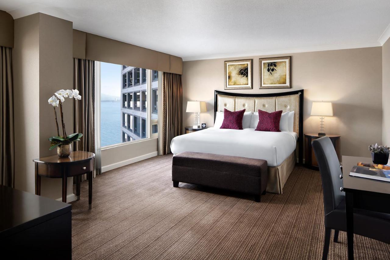 Fairmont Waterfront Hotel Vancouver Exterior foto A guest room at the Four Seasons Hotel