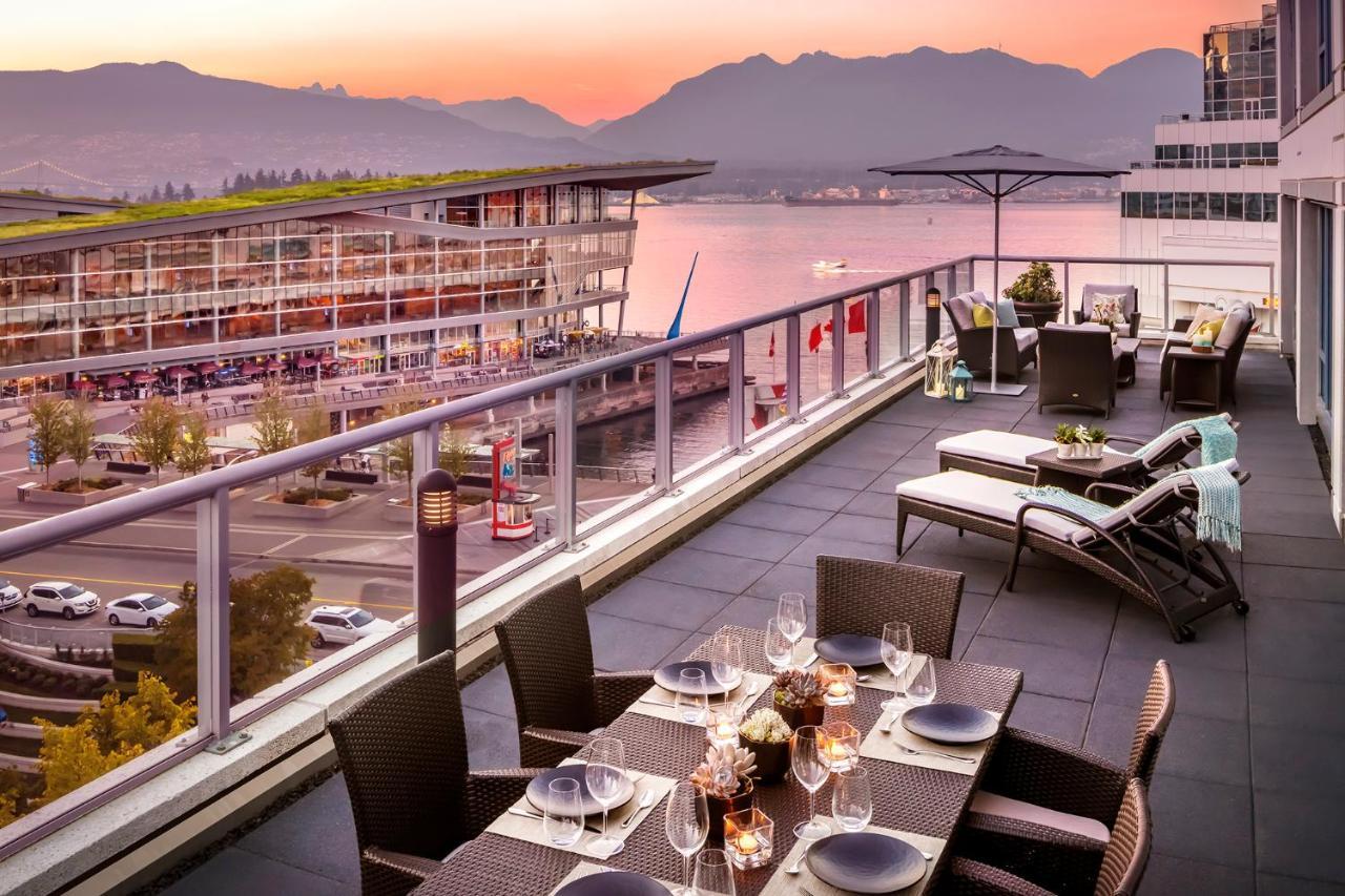 Fairmont Waterfront Hotel Vancouver Exterior foto The rooftop patio at the Hotel Arts