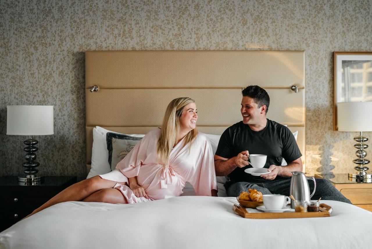 Fairmont Waterfront Hotel Vancouver Exterior foto A couple enjoying room service at the Four Seasons Hotel