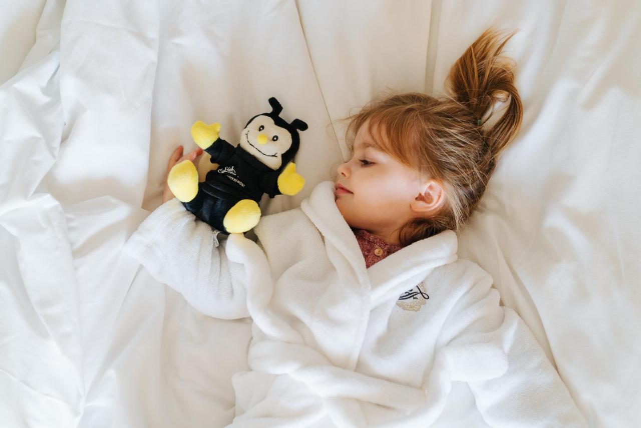 Fairmont Waterfront Hotel Vancouver Exterior foto A child wearing a bathrobe