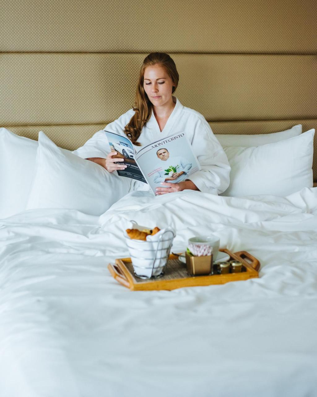 Fairmont Waterfront Hotel Vancouver Exterior foto A woman in a bathrobe