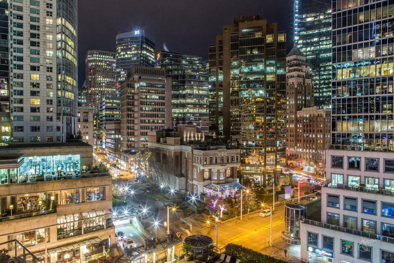 Fairmont Waterfront Hotel Vancouver Exterior foto The Financial District at night
