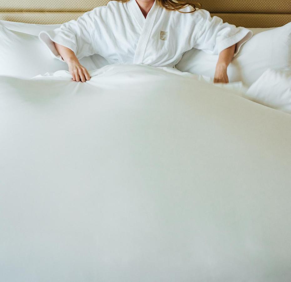 Fairmont Waterfront Hotel Vancouver Exterior foto A woman in a bathrobe