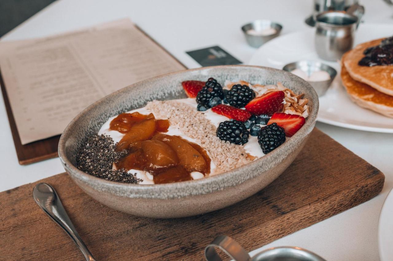 Fairmont Waterfront Hotel Vancouver Exterior foto Chia pudding with fruit