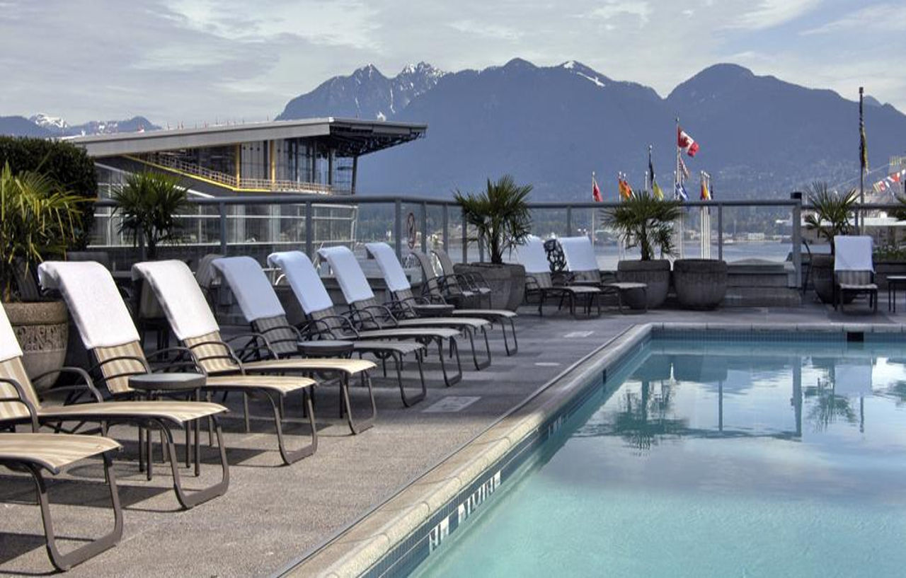 Fairmont Waterfront Hotel Vancouver Exterior foto The pool at the Fairmont Pacific Rim